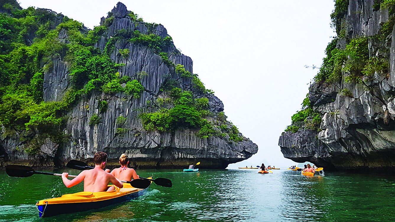 Chèo thuyền Kayak khám phá vịnh Lan Hạ