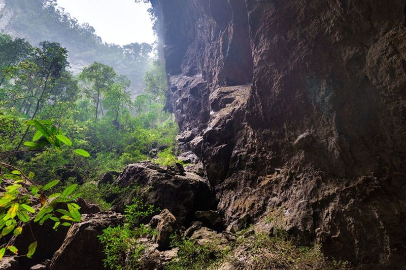 Lối vào hang Sơn Đoòng lần đầu tiên được phát hiện nhờ mưa.