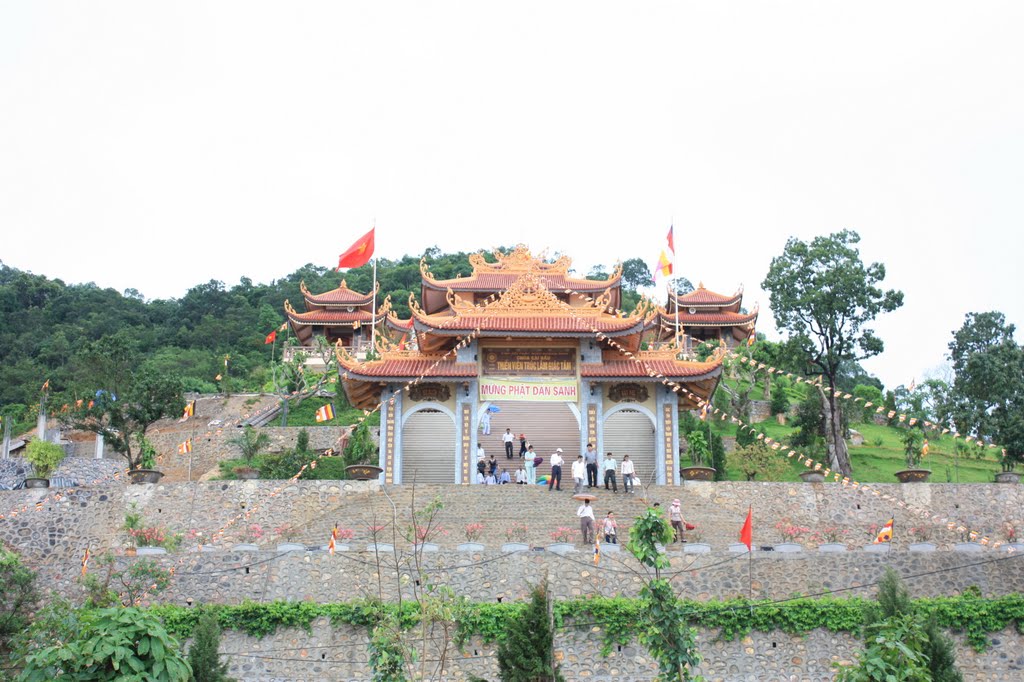 Cảnh quan tại chùa Cái Bầu