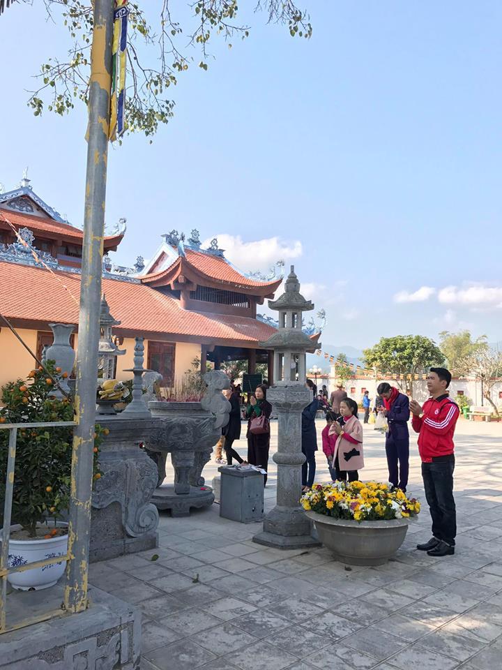 Lễ Phật tại chùa Linh Sơn