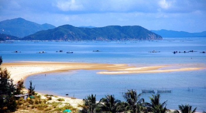 Tắm biển Thiên Cầm